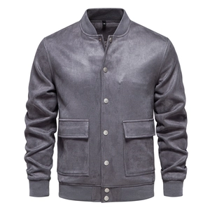 Détails du blouson aviateur gris en daim avec col côtelé et boutons-pression métalliques