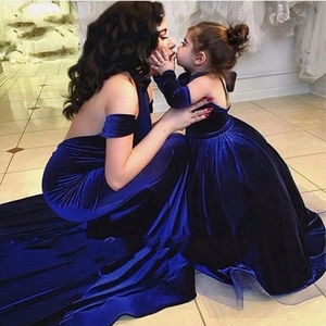 Abiti coordinati madre e figlia in velluto blu-viola per compleanni e cerimonie