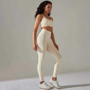Dettaglio della trama in maglia a costine senza cuciture del set yoga beige con leggings