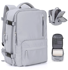 Mochila de viaje gris multifuncional con puerto USB y compartimentos organizados