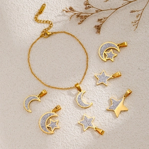 Bracelet en acier inoxydable plaqué or 18k avec breloques étoile lune et zircons pavés
