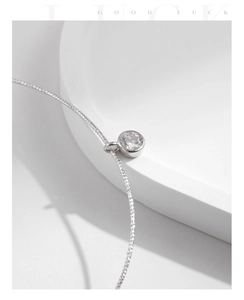 Vue macro d'un collier ras de cou en argent 925 avec un pendentif solitaire en zircone