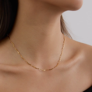 Collier classique en acier inoxydable plaqué or 18 carats avec barres courbées sur mannequin