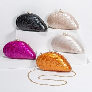 Fünf verschiedene Acryl-Abendtaschen in Muschelform mit Perlenverschluss in mehreren Farben