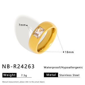 Detailansicht von 18mm Innendurchmesser und 7,5g Gewicht des goldenen Edelstahlrings