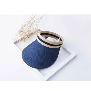 Dettaglio della visiera intrecciata blu navy con fascia elastica a righe su sfondo bianco