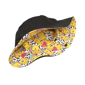 Bob réversible avec imprimé canard jaune et finition coton noir pour protection solaire