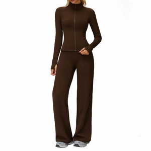 Ensemble de sport thermique marron foncé avec veste zippée et pantalon large