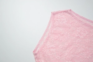Primer plano de la delicada textura de encaje rosa y bordado floral de esta camiseta ajustada