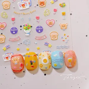 Details von niedlichen Bären-Nagelstickern mit 3D-Reliefstruktur und bunten Designs