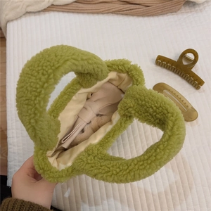 Vue de dessus de l'intérieur du mini sac en polaire vert herbe avec texture pelucheuse