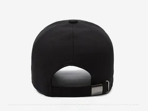 Vue arrière de la casquette noire montrant le tissu sergé et la boucle argentée réglable