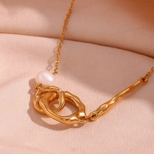 Collier en acier inoxydable plaqué or 18 carats avec anneaux asymétriques et perle