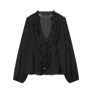 Détail d'un chemisier noir pour femme avec col en V, volants et texture de tissu nacré