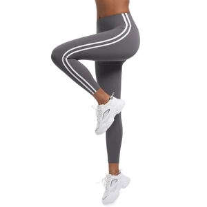 Vue détaillée du legging de yoga gris foncé à taille haute avec rayures blanches latérales