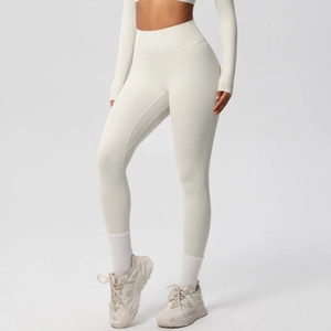 Crèmewitte high-waist yoga legging voor dames in een strakke atletische stijl