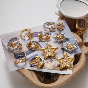 Minimalist star-shaped stainless steel rings in gold and silver set with rhinestones