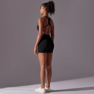 Vue latérale d'un body de yoga sans couture noir avec dos nu et coupe ajustée
