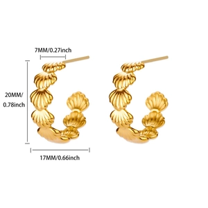 Detailed size chart for gold C-shaped seashell earrings with precise measurements