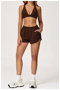 Détail de l'ensemble de sport marron chocolat avec short taille haute et haut licou