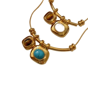 Collier plaqué or 18 carats avec pendentif œil de tigre et turquoise sur chaîne serpent