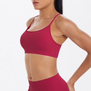 Détail des fines bretelles croisées du soutien-gorge de sport rouge foncé à dos ouvert