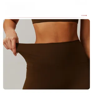 Gros plan d'un legging de yoga extensible à taille haute avec contrôle du ventre et poches
