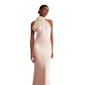 Robe de soirée élégante en satin blanc avec détail floral 3D sur l'épaule