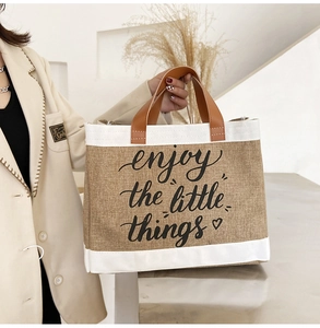 Dettaglio borsa tote in lino con stampa artistica e manici in PU marrone elegante