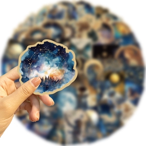 Détail d'autocollant cosmique vintage avec forêt d'aquarelle et constellations dorées