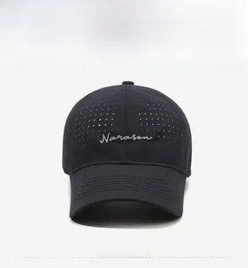 Gros plan sur le tissu en maille noire et les perforations laser de la casquette sport