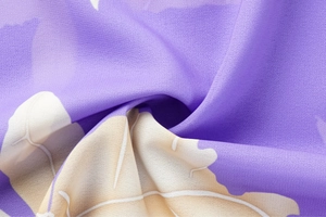 Dettaglio macro di volant lilla con stampe floreali beige e tessuto testurizzato