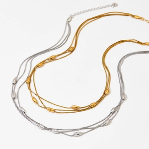 Détail du collier multicouche en épis de blé avec perles dorées et argentées