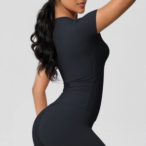Détail de la texture brossée et de la coupe ajustée sur le haut de yoga noir à manches courtes