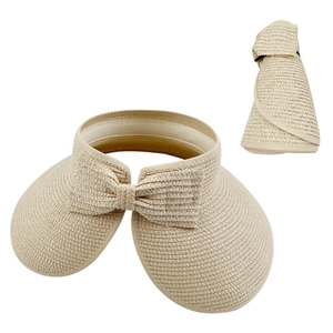 Dettaglio di un cappello da sole in paglia beige pieghevole con fiocco e vista compatta
