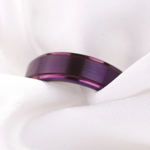 Anillo minimalista de acero inoxidable cepillado morado con bordes biselados pulidos