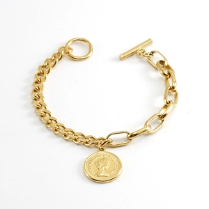 Bracciale in acciaio inossidabile dorato con ciondolo moneta Regina Elisabetta e chiusura OT