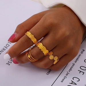 Elegantes Set aus geometrischen Ringen in Goldoptik mit Webstruktur für Damen