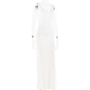 Détails de la robe longue blanche en maille sans manches montrant la texture du tissu