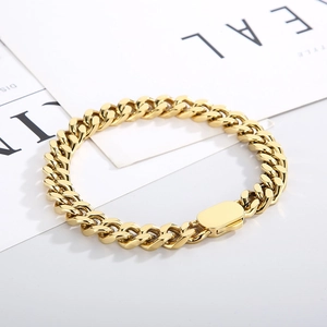 Détail du bracelet gourmette doré avec fermoir de sécurité plat et finition polie brillante