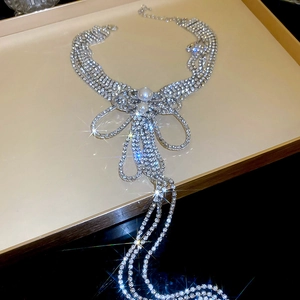 Collier multicouche luxueux avec nœud papillon, glands brillants et perles