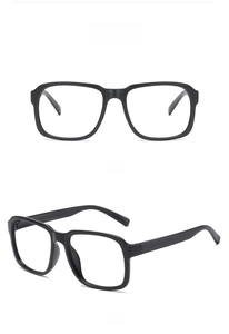 Vue de face et à 45 degrés de la monture de lunettes carrée noire mate en acétate