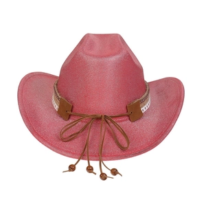 Vue détaillée du chapeau de cowboy rose avec ruban décoratif à étoiles et perles en bois