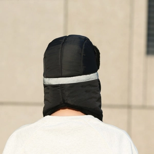 Chapeau de trappeur d'hiver noir avec doublure polaire et bande réfléchissante de sécurité