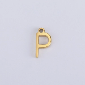 Detailansicht eines polierten goldenen Edelstahl Buchstaben P Anhängers für DIY-Schmuck