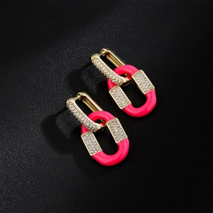 Orecchini placcati oro 18K con smalto rosa e scintillanti zirconi con micro-pavé