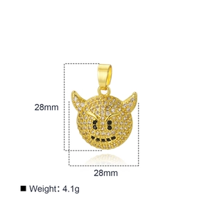 Vue détaillée du pendentif démon hip hop doré 28mm serti de diamants et poids 4,1g
