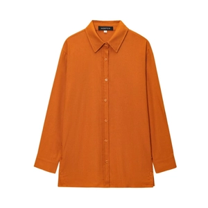 Chemise à manches longues en pur lin orange caramel chaud posée à plat, taille S