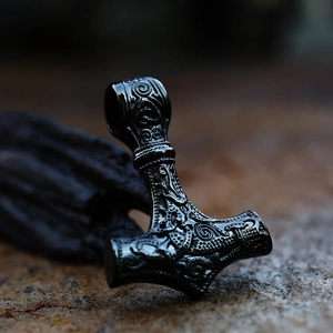 Macro d'un pendentif Mjolnir viking avec nœuds celtiques en acier inoxydable noir
