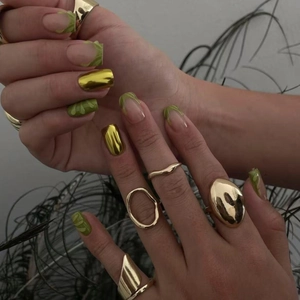 Green French Tip Press On Nails Gold Mirror 3D Wave Texture Short Square Round Shape Artificial Fingernails For Women